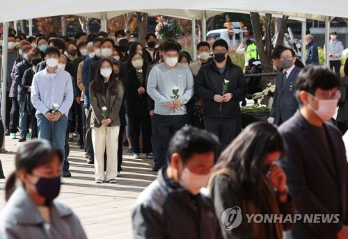 31일 오전 서울 중구 서울시청 광장에 마련된 이태원 사고 사망자 합동 분향소에서 시민들이 조문하고 있다. [연합뉴스]